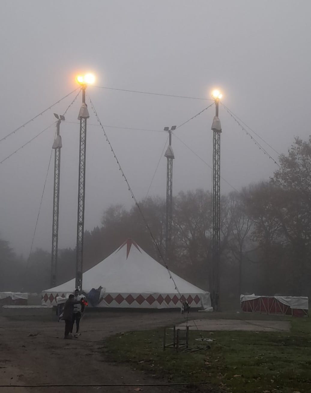 Chapiteau dans la brume