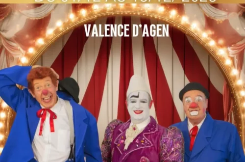 Affiche de cirque montrant trois clowns en costume coloré devant un rideau rouge et blanc, sous une arche lumineuse. Deux clowns portent des costumes bleus avec cravate rouge, le troisième est habillé d’un costume violet orné, avec un chapeau blanc et un maquillage intégral. L’ambiance est festive et théâtrale. Le texte annonce : « Association Noël en Cirque – Cirque en 2 Rives – du 01/12 au 13/12 2026 – Valence d’Agen », ainsi que « Les Tutiks » et « Clowns traditionnels ».