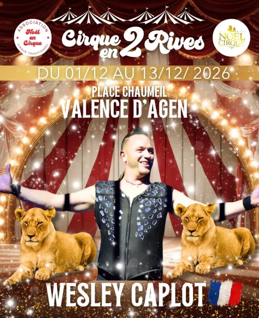 Affiche de cirque montrant Wesley Caplot debout au centre, les bras ouverts, portant un gilet noir orné de motifs brillants. Deux lions sont couchés de part et d’autre de lui. L’arrière‑plan représente l’intérieur d’un chapiteau rouge et blanc, avec arches dorées et lumières scintillantes créant une ambiance spectaculaire. Les logos de l’Association Noël en Cirque et Noël Cirque figurent en haut. Le texte annonce : « Cirque en 2 Rives – Place Chaumeil – Valence d’Agen – du 01/12 au 13/12 2026 », ainsi que « Wesley Caplot » accompagné d’un petit drapeau français.